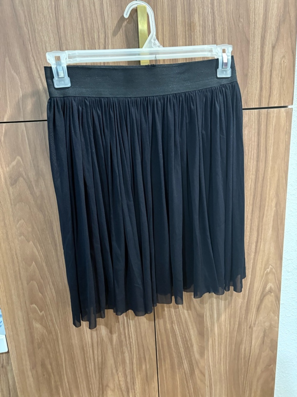 Vince Camuto  Black elastic waist band  Skirt size M
